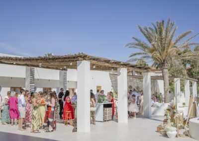 Sektempfang der Hochzeitsgesellschaft unter der weißen Pergola