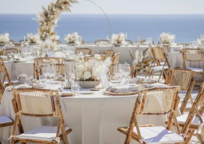 Gedeckter Hochzeitstisch mit Pampasgras direkt vor dem Meer