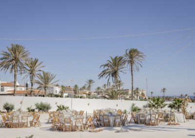 Hochzeitstafeln zwischen Palmen mit Blick auf das Mittelmeer
