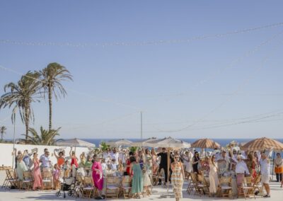 Große Hochzeitsgesellschaft auf der Terrasse der Location bei Guardias Viejas