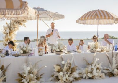 Brauttisch mit üppigem Pampasgras vor dem Meer