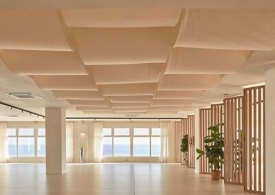 Großer heller Saal mit Panoramafenstern – der Plan B bei Regen
