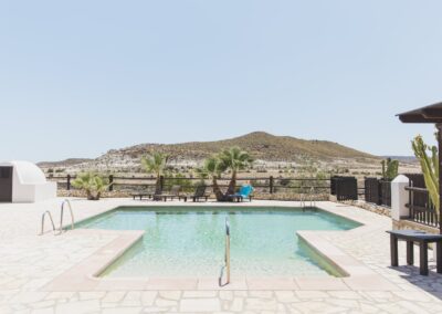 Blick über die Poolterrasse der Finca in die Landschaft von Cabo de Gata