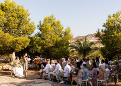 Freie Trauung unter Bäumen, Hochzeitsgäste auf weißen Stühlen, Finca bei Agua Amarga