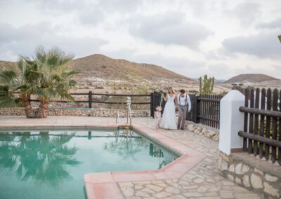 Brautpaar am Pool der Finca über Agua Amarga