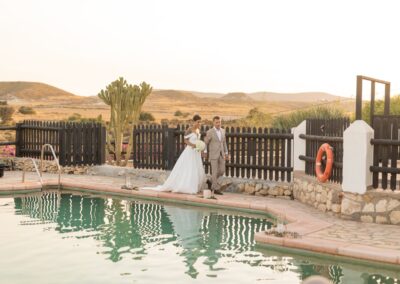 Brautpaar auf der Poolterrasse der Finca in Cabo de Gata