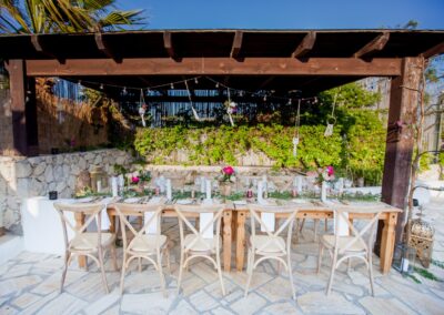Lange Hochzeitstafel unter der Holzpergola der Finca über Agua Amarga