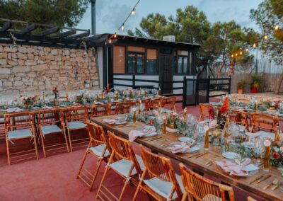 Lange Hochzeitstafel auf der Terrakotta-Terrasse der Finca bei Agua Amarga