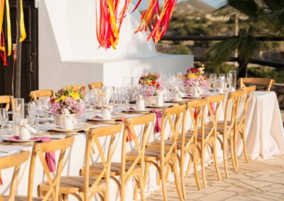 Hochzeitstafel mit farbiger Deko und Holzstühlen auf der Finca in Cabo de Gata