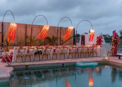 Hochzeitstafel am Pool mit dekorativen Bögen, Finca über Agua Amarga