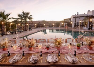 Gedeckte Hochzeitstafel in der Dämmerung am Pool der Finca in Cabo de Gata