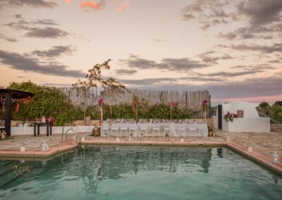 Pool und Terrasse der Finca in der Abenddämmerung