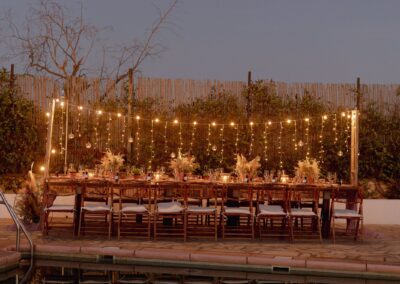 Hochzeitstafel mit Lichterketten, gespiegelt im Poolwasser der Finca bei Agua Amarga