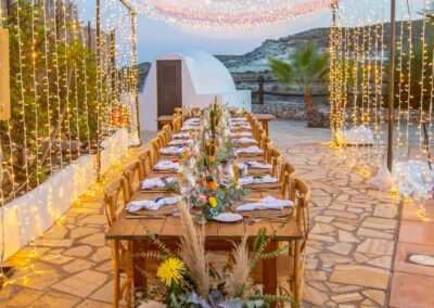 Bunter Lichterhimmel über der Hochzeitstafel auf der Finca über Agua Amarga