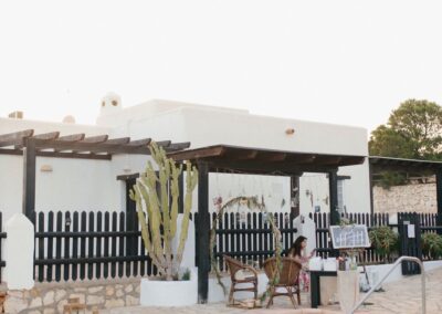 Poolbereich der Finca am Abend mit Pergola und Loungemöbeln