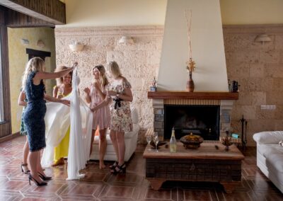 Getting Ready der Braut im Salon der Finca vor dem offenen Kamin