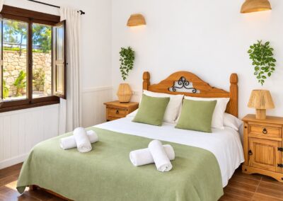 Schlafzimmer der Finca mit eigenem Bad und eigener Terrasse, Blick ins Grüne