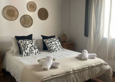 Zweibettzimmer der Finca über Agua Amarga mit eigenem Bad