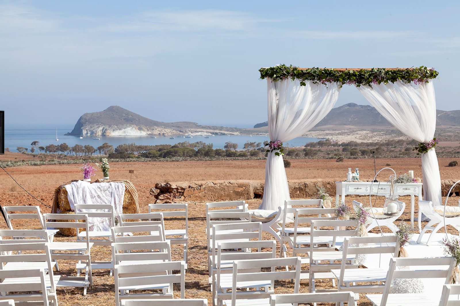 Stuhlreihen für eine freie Trauung mit weitem Blick über die Ebene von Cabo de Gata bis zum Strand Los Genoveses