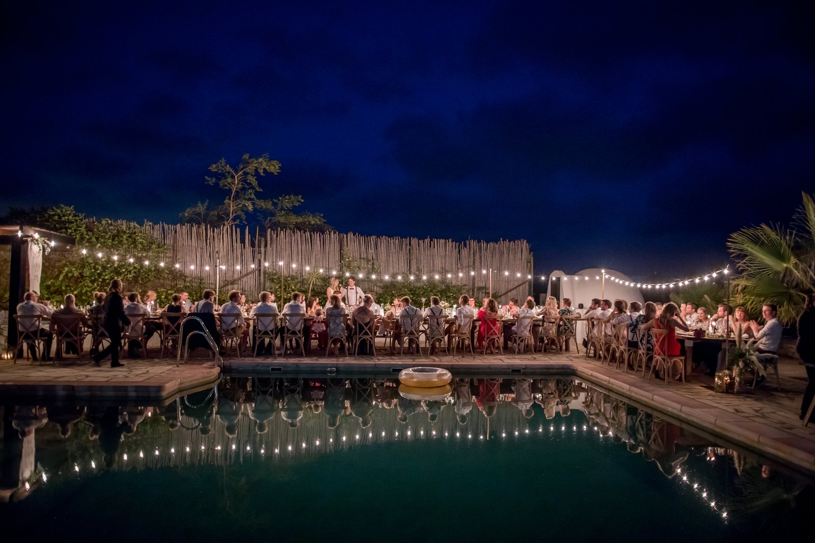 Pool mit Lichterketten bei Nacht auf einer privaten Finca über Agua Amarga, Hochzeitslocation in Cabo de Gata