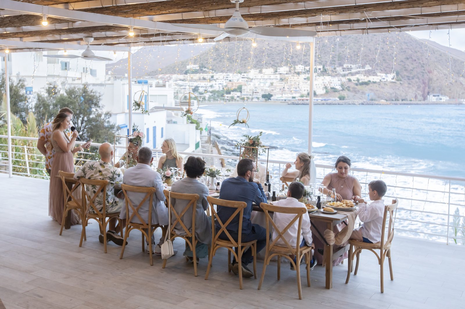 Hochzeitstafel auf der Terrasse eines Hotels über dem Strand von San José mit Blick auf die Bucht