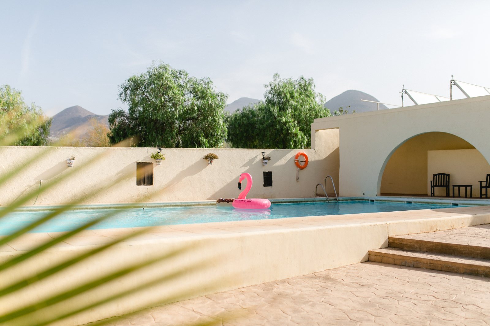 Beleuchteter Poolbereich am Abend in einem alten Pferde-Cortijo bei San José, Hochzeitslocation in Almería
