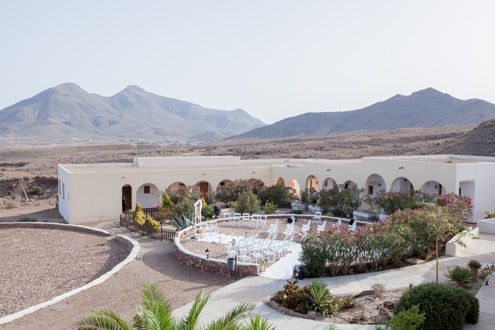 Runde Zeremonienterrasse eines Hotel-Cortijo bei Los Escullos mit Blick auf Meer und Bergkette