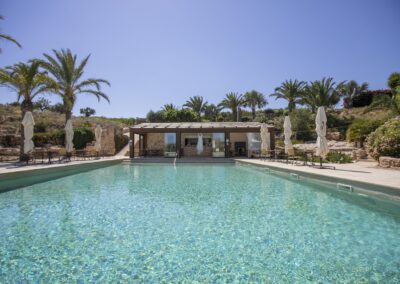Großer Pool zwischen Palmen im Hotel über Agua Amarga, Hochzeitslocation in Cabo de Gata
