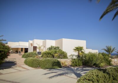 Sandfarbenes Hotelgebäude in der Hügellandschaft über Agua Amarga