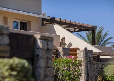 Kubische Architektur mit Holzpergola und Natursteinmauer im Hotel bei Agua Amarga