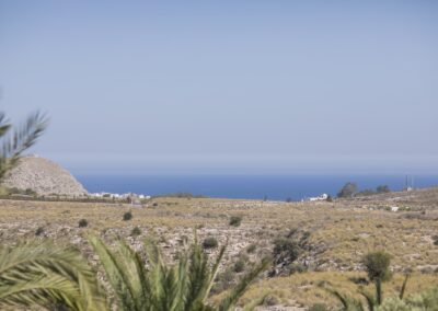 Blick vom Hotelgelände über die Landschaft bis zum Meer