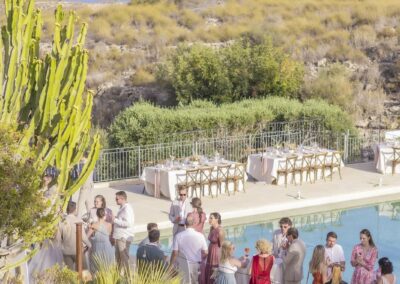 Sektempfang am Poolrand mit Blick in die Landschaft von Cabo de Gata