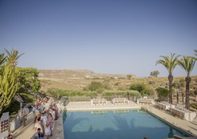Der große Pool mit den Hochzeitsgästen von oben gesehen
