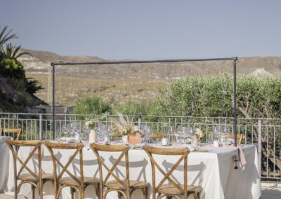 Gedeckte Hochzeitstafel auf der Terrasse mit Blick aufs Meer