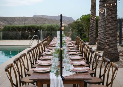 Lange Hochzeitstafel zwischen Palmen am Pool des Hotels bei Agua Amarga