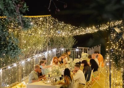 Abendliche Hochzeitstafel vor einem Vorhang aus Lichterketten