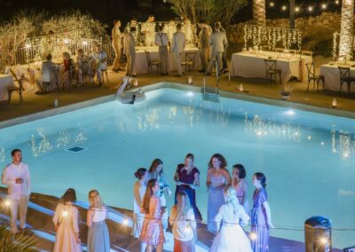 Hochzeitsparty am beleuchteten Pool des Hotels über Agua Amarga