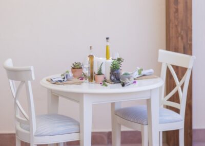 Gedeckter Tisch mit Sekt in einer Suite des Hotels über Agua Amarga