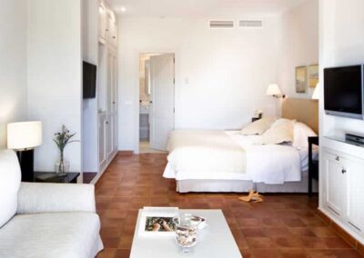 Helle Junior-Suite mit Sitzbereich im Hotel über Agua Amarga