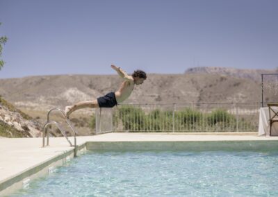 Hochzeitsgast springt in den Pool des Hotels über Agua Amarga