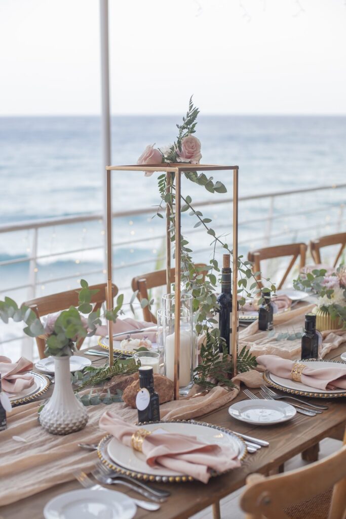 Gedeckter Tisch vor dem Meer