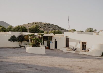 Weiß getünchter Pferde-Cortijo bei San José vor der Bergkette von Cabo de Gata