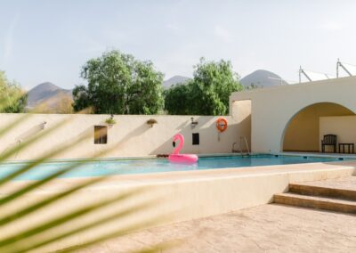 Blick über den Pool auf das Hauptgebäude des Cortijo bei San José