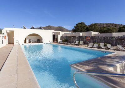 Großer Pool mit Sonnenliegen im Pferde-Cortijo bei San José, Hochzeitslocation in Almería