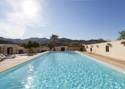 Pool des Cortijo vor der trockenen Berglandschaft bei San José