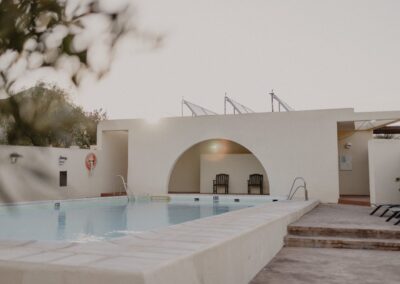 Pool mit großem Torbogen im alten Pferde-Cortijo bei San José