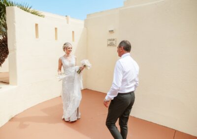 Braut und ihr Vater im terrakottafarbenen Innenhof des Cortijo bei San José