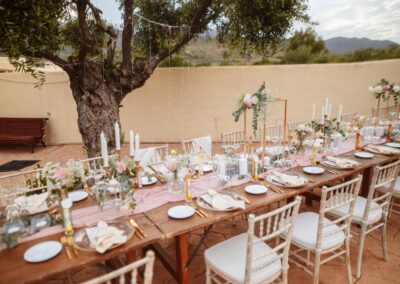 Lange Hochzeitstafel unter dem alten Olivenbaum im Innenhof des Cortijo bei San José