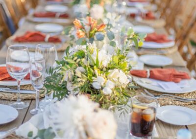 Festlich gedeckte Hochzeitstafel mit Blumen und roten Servietten im Cortijo