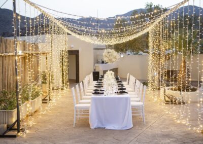 Innenhof des Cortijo mit Lichterketten-Himmel über der weiß gedeckten Hochzeitstafel
